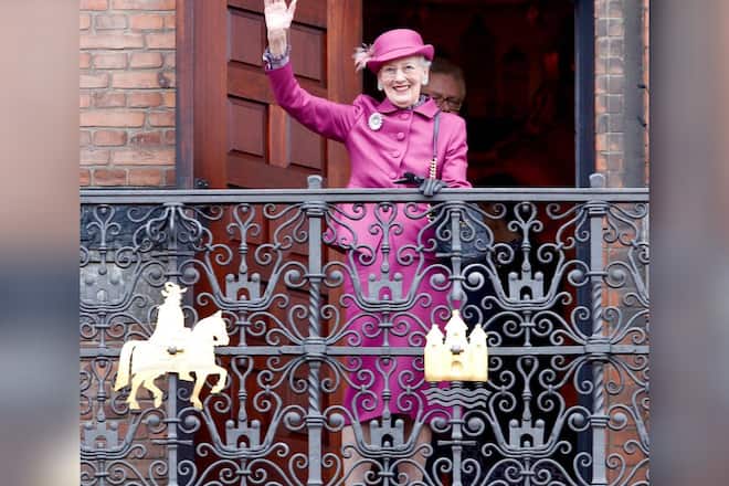 Königin Margrethe II. von Dänemark winkt ihrem Volk zu.