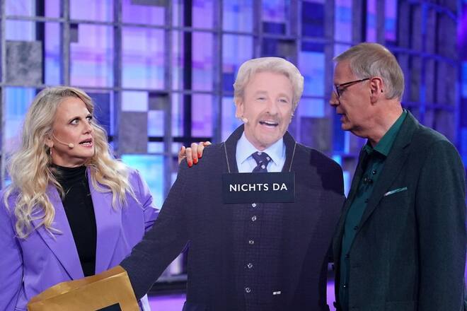 Barbara Schöneberger und Günther Jauch mit einer Thomas-Gottschalk-Pappfigur in «Denn sie wissen nicht, was passiert».
