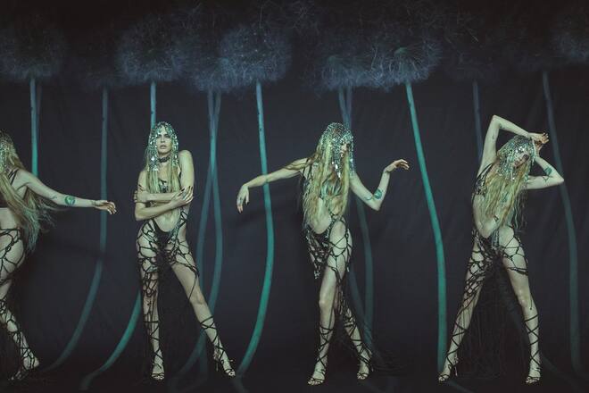 Cara Delevingne im Pirelli-Kalender 2023, inszeniert von Emma Summerton.