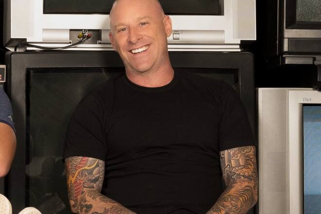 Zusammen mit dem Gitarristen Ryan Peake und seinem Halbbruder Chad ist Mike Kroeger eines der Gründungsmitglieder der kanadischen Rockband Nickelback.