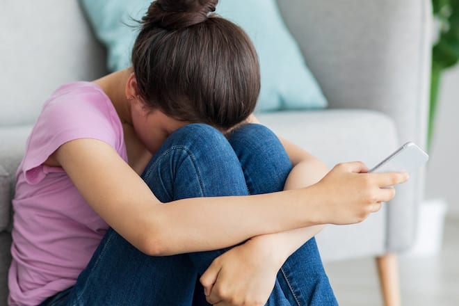 Cybermobbing schwächt das Selbstwertgefühl.