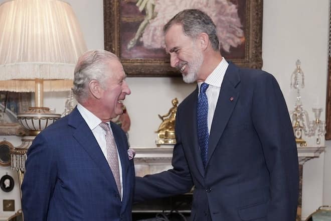 König Charles (li.) und König Felipe von Spanien: blaue Anzüge und noch blaueres Blut.