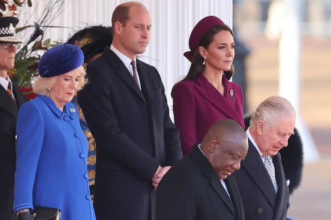 Cyril Ramaphosa and er Seite von König Charles III., dahinter Königsgemahlin Camilla, Prinz William und Prinzessin Kate.