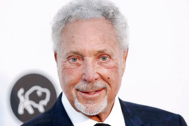 Sänger Sir Tom Jones meldet sich nach Hüft-OP.