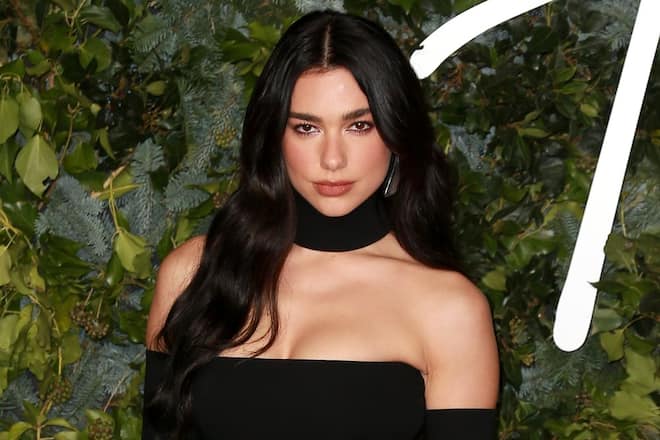 Grosse Freude bei Dua Lipa - die britische Pop-Sängerin kann nun ihren albanischen Pass in den Händen halten.