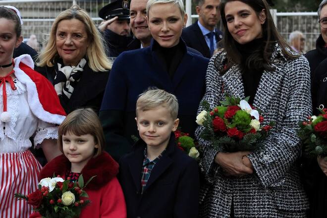 Fürstin Charlène 8Mitte) mit Prinzessin Gabriella, Prinz Jacques und Charlotte Casiraghi (r.) beim Weihnachtsmarkt in Monaco.
