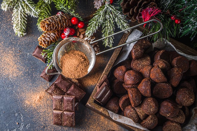 Leckere Weihnachtstrüffel lassen sich ganz ohne Backofen zubereiten.