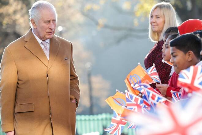 Bei einem Besuch im englischen Luton musste Charles erneut einem fliegenden Ei ausweichen.
