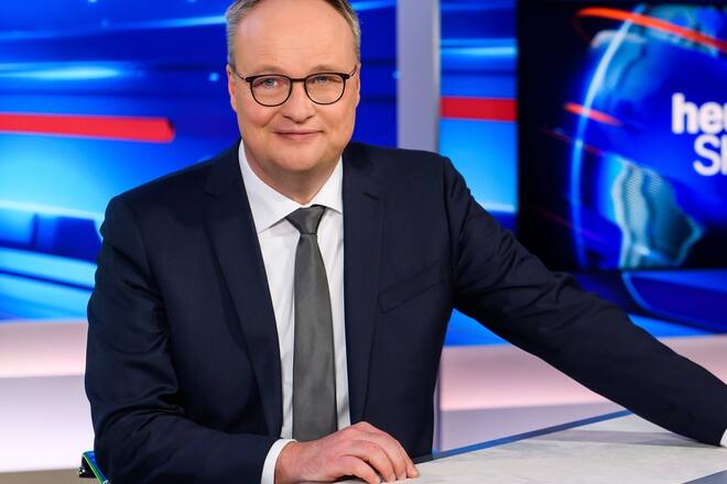Oliver Welke am Schreibtisch seiner «heute-show».