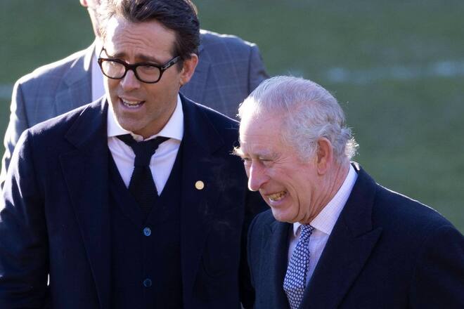 Ryan Reynolds (l.) und König Charles III. hatten offenbar viel Spass im Wrexham-Stadion.