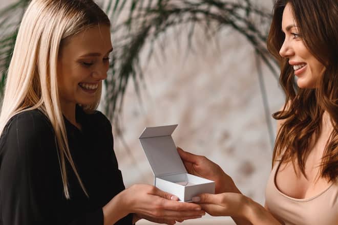 Eine von vielen Weihnachts-Geschenkideen für Modeliebhaberinnen: Schmuck aus nachhaltiger und fairer Produktion.