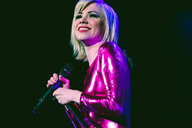 Carly Rae Jepsen auf der Bühne.