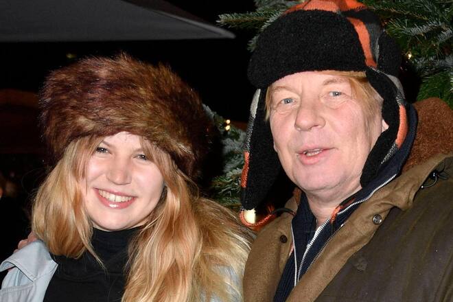 Schauspieler Ben Becker und seine Tochter Lilith bei der Premiere des Roncalli-Weihnachtszirkus in Berlin.