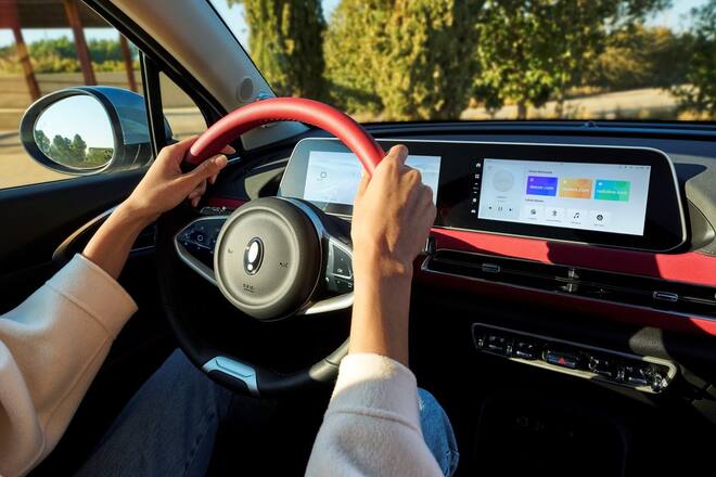 Sprachassistenten in Autos sind praktisch - und erhöhen die Sicherheit, weil die Hände am Lenkrad bleiben