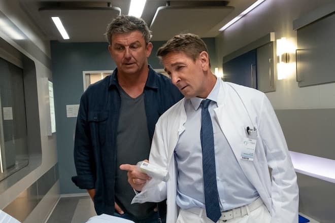 «Der Bergdoktor: Paradies»: Dr. Martin Gruber (Hans Sigl, l.) und Dr. Alexander Kahnweiler (Mark Keller) kümmern sich um Patient Alois Bachmeier (C.C. Weinberger).