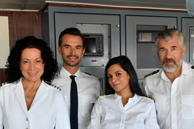 Zusammen mit seiner Crew Hanna Liebhold (Barbara Wussow, l.), Dr. Jessica Delgado (Collien Ulmen-Fernandes, 2.v.r.) und Staff-Kapitän Martin Grimm (Daniel Morgenroth, r.) begibt sich Kapitän Max Parger (Florian Silbereisen, 2.v.l) auf eine neue Reise.