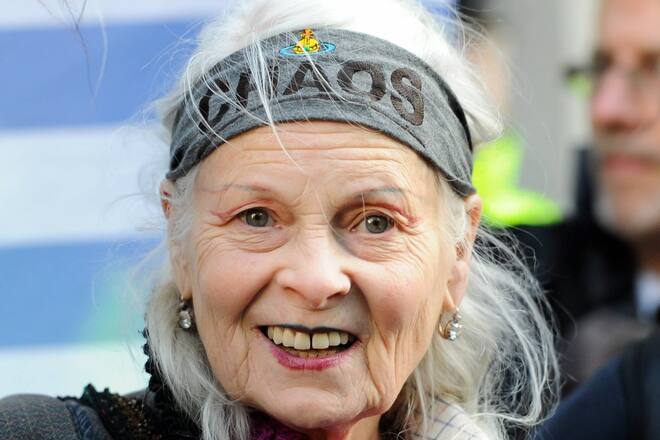 Vivienne Westwood mit «Chaos»-Stirnband bei einem Protest.