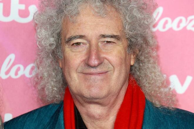 Brian May wird zum Ritter geschlagen.