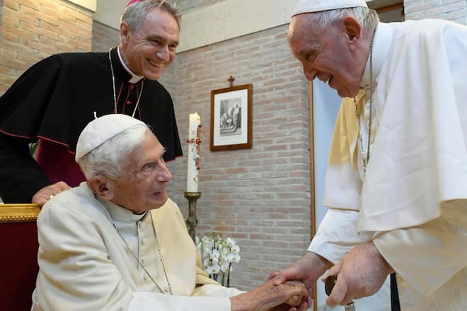 Papst Franziskus (r.) bei einem Treffen mit Benedikt XVI. im Sommer 2022.