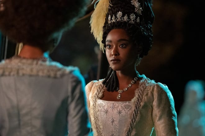 Arsema Thomas (r.) als Agatha Danbury.