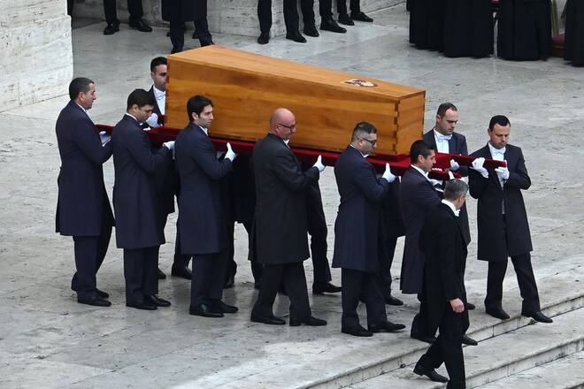 Die Trauerfeier für Benedikt XVI. hat in Rom begonnen.