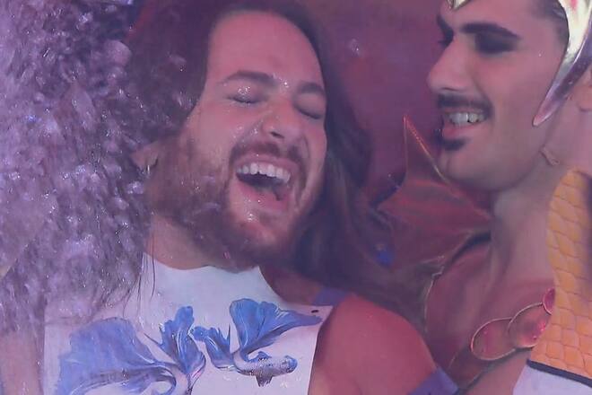 Achtung Wasserfontäne! An dieses Shooting wird sich Riccardo Simonetti sicher noch lange erinnern.