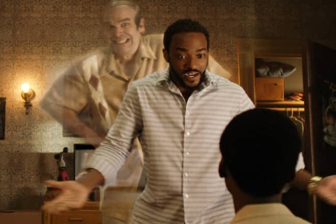 David Harbour (l.) stellt das Leben von Anthony Mackie (Mitte) in «We Have a Ghost» auf den Kopf.