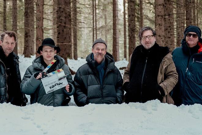 Beteiligte an der Produktion «Kafka» rund um Regisseur David Schalko (2. v.r.)