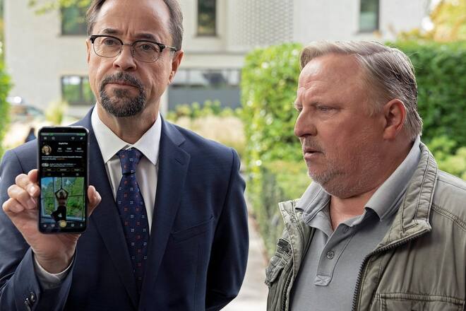 «Tatort: MagicMom»: Boerne (Jan Josef Liefers, l.) und Kommissar Thiel (Axel Prahl) sprechen mit der Nachbarin der Getöteten.