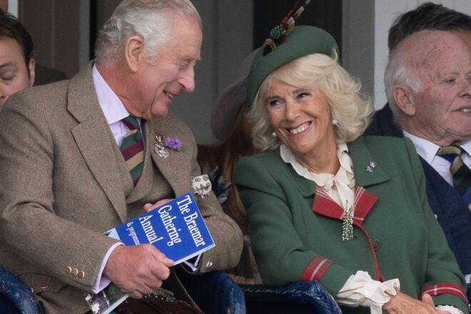 Charles und Camilla geniessen offenbar gerne mal einen Abend vor dem Fernseher.