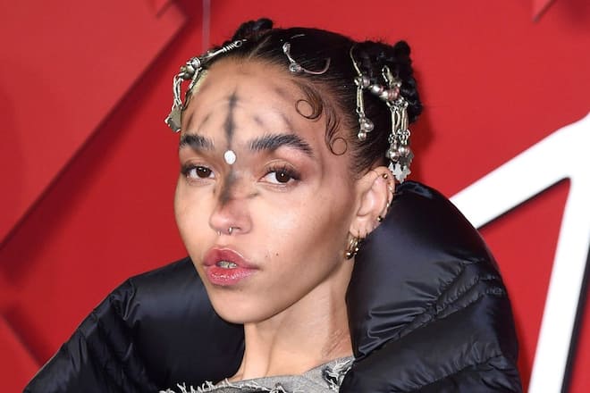 Die Sängerin FKA twigs bei den Fashion Awards 2022 in London.