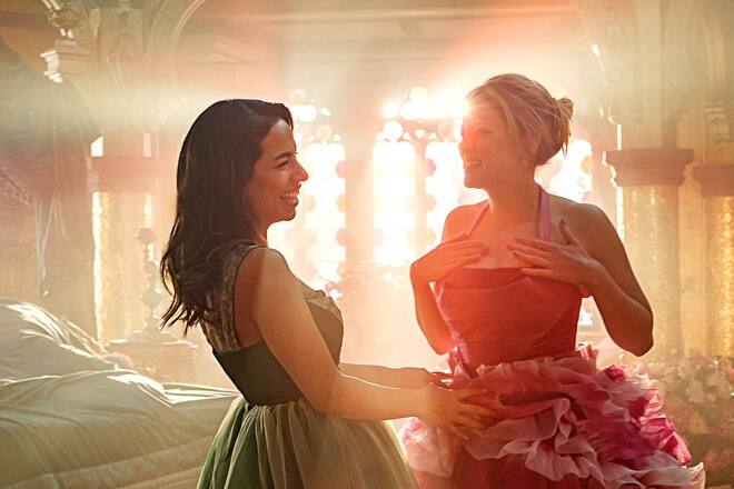 Gizem Emre (li.) als Zeynep und Jella Haase als Chantal in «Chantal im Märchenland».