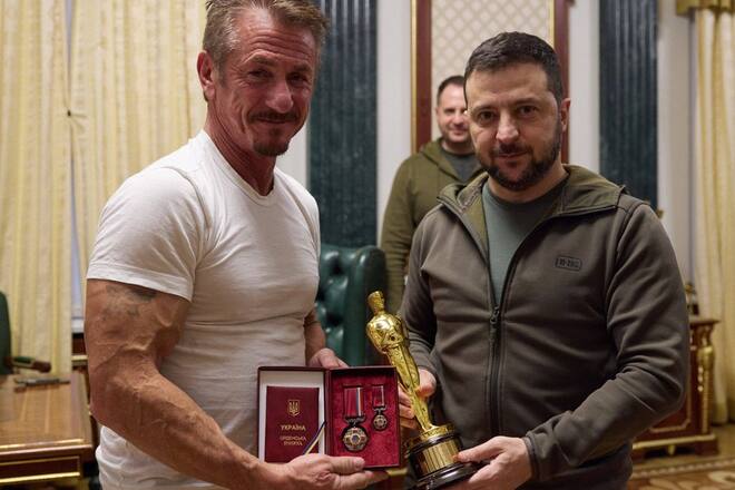 Keine Oscar-Nähe für Wolodymyr Selenskyj (r.), hier mit dem Academy Award von Sean Penn (l.).