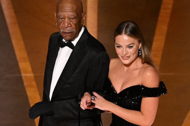 Morgan Freeman mit Margot Robbie und dem Handschuh auf der Oscarbühne.