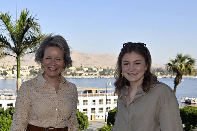 Königin Mathilde und Kronprinzessin Elisabeth strahlen im urlaubstauglichen Look in Ägypten für die Fotografen.