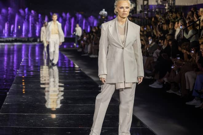 Pamela Anderson posiert für die Fotografen bei der Fashionshow von Hugo Boss.
