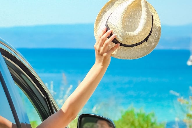 Mit dem Auto das Urlaubsziel zu erkunden, ist bei vielen Urlauberinnen und Urlaubern beliebt.