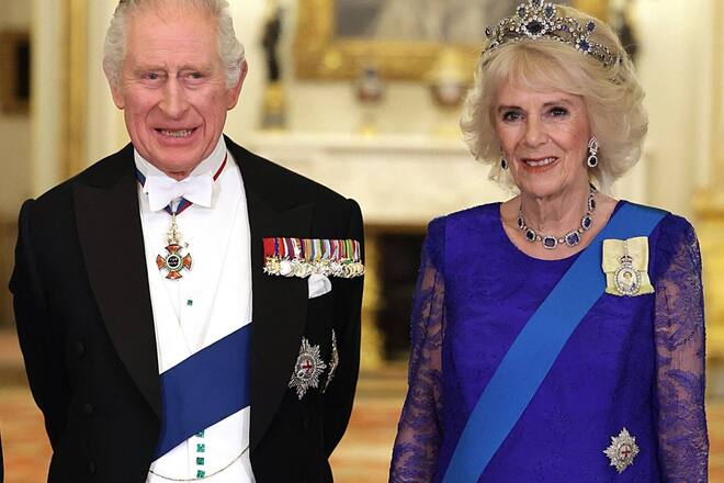 König Charles III. und Camilla müssen ihre Frankreich-Reise verschieben.