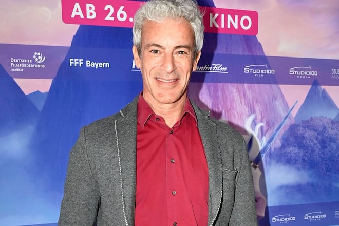 Gedeon Burkhard hat zwei Frauen an seiner Seite.