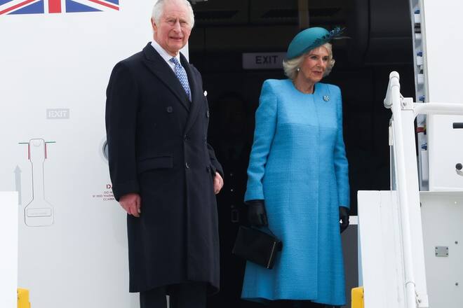 König Charles III. und seine Ehefrau Camilla beim Verlassen ihres Flugzeugs am Berliner Flughafen.