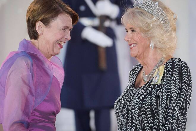 Haben sichtlich Spass miteinander: Queen Consort Camilla (r.) und die Gattin von Bundespräsident Frank-Walter Steinmeier, Elke Büdenbender, im Schloss Bellevue in Berlin.
