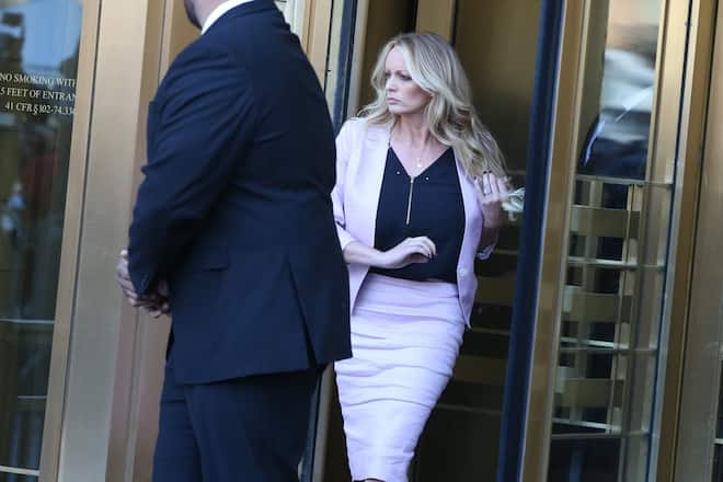 Die Affäre um Ex-Pornostar Stormy Daniels hat Ex-Präsident Donald Trump vor Gericht gebracht.