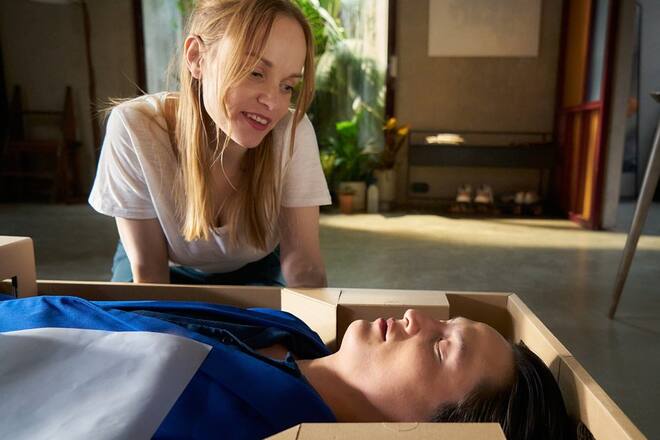 Friederike Kempter packt ihren Androiden aus.