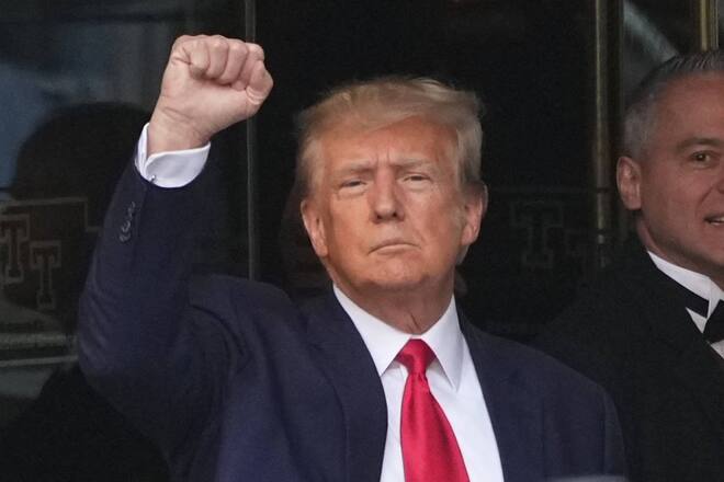 Donald Trump vor dem Gebäude in Manhattan, in dem seine Anhörung stattfand.