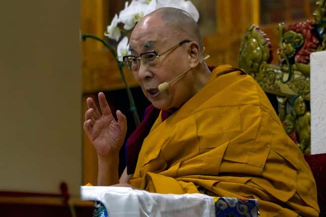 Ein Videoclip des Dalai Lama hat im Internet für Empörung gesorgt.