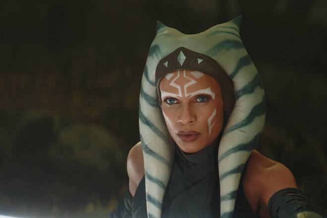 Rosario Dawson als Ahsoka Tano.