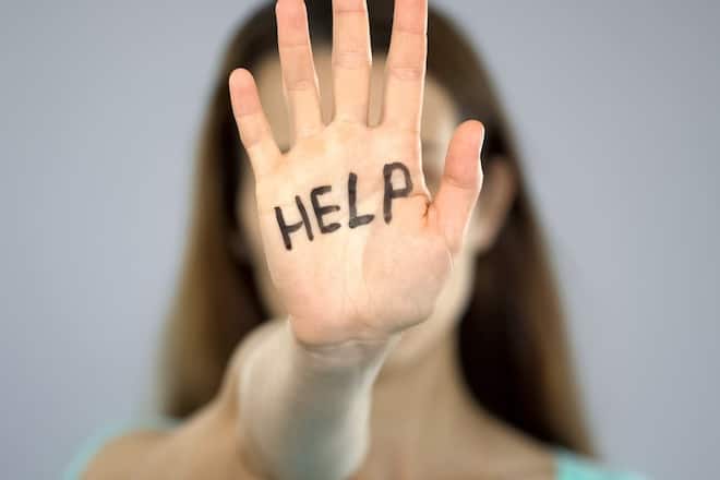 Mit diskreten Handzeichen und Codewörtern können sich von Belästigung Betroffene in Gefahrensituationen Hilfe suchen.