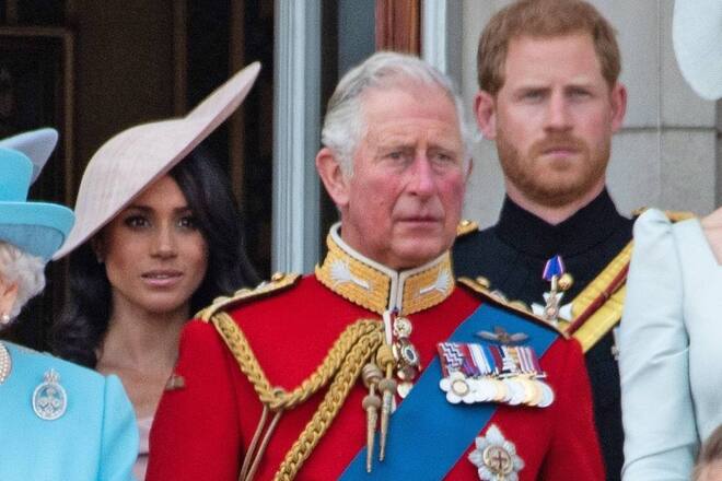 Charles mit Harry und Maghan auf dem Balkon des Buckingham Palastes, als die Sussexes noch in Grossbritannien lebten.