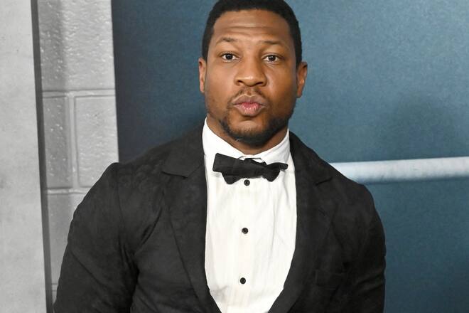 Jonathan Majors auf dem Roten Teppich.