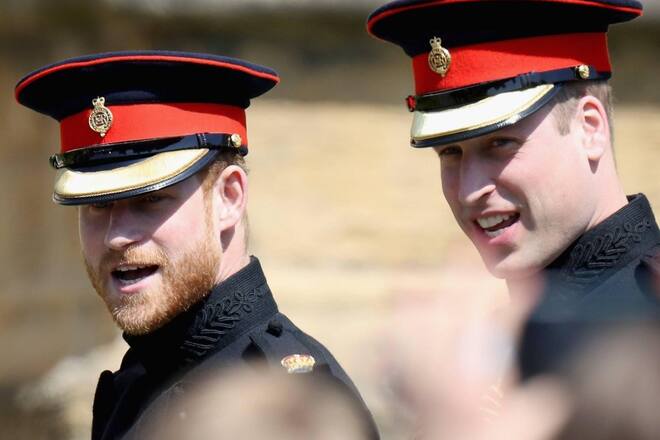 Prinz Harry und Prinz William (r.), hier im Jahr 2018, sollen sich voneinander distanziert haben.